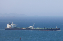 Izstrelek zadel naftni tanker v Hormuški ožini. Ameriški uslužbenci krivijo Iran za napad na ladji.