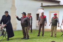 Theater im Mittelpunkt: Don Camillo und Pepone treten vor Kärntner Bergkirche auf