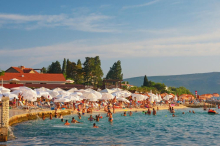 Skandal na plaži u Tivtu! Besni vlasnik urlao na turiste, pa ih oterao, hteo i da ih bije - 