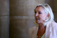 Sodišče Le Pen omililo kazen, a njena kandidatura na predsedniških volitvah ostaja pod vprašajem