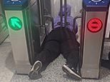 Shameless female fare evader gets STUCK under gates while trying to ride San Francisco's BART train for free