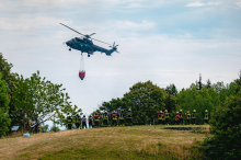 Požar na območju Bistriškega vintgarja pogašen s pomočjo helikopterja