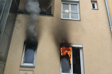 Brand in Graz: Feuerwehr rettet neun Bewohner aus  Mehrparteienhaus