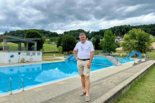 In Gnas badet man bei freiem Eintritt, dafür auf eigene Gefahr