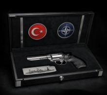 Erdogan voditeljem na vrhu Nata podaril revolverje