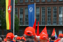 Delavci Volkswagna protestirajo proti ukrepom vodstva za zmanjšanje stroškov