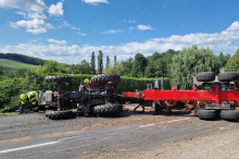 Straß: Traktor mit Baumstämmen stürzte um, Lenker (74) verletzt 