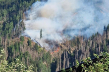 Osttiroler Feuerwehren und fünf Hubschrauber kämpfen gegen Waldbrand