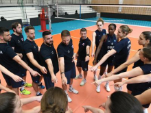 Slovenke kljub porazu na Švedskem odločno v boj za lovoriko