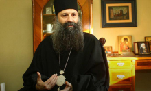 Patriarhu Srbske pravoslavne cerkve v Sloveniji Periću pogojna zaporna kazen zaradi šikaniranja