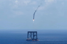 Kitajska prvič uspešno prizemljila nosilno raketo
