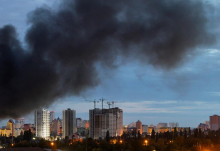 Novi ruski napadi na Kijev. Ranjenih najmanj 10 ljudi, med njimi tudi otrok.