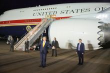 Po opozorilih na domnevne iranske priprave za atentat Trump med potjo domov zamenjal letalo