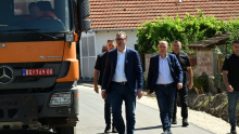 VUČIĆ PONUDIO VISOKU NOVČANU NAGRADU: Nađite rupu na auto-putu ili brzoj saobraćajnici - nema nijedne