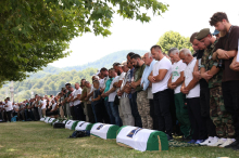 Mineva 31 let od genocida v Srebrenici. Pokopali posmrtne ostanke desetih žrtev.