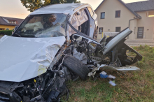 Straß in Steiermark: Pkw kam von Straße ab und prallte gegen Baum