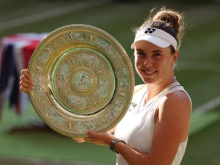 Zgodovinski finale kljub kolapsu v drugem nizu osvojila Linda Noskova