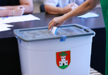 Ljubljančani glasujejo o parkirnem odloku. Volišča bodo odprta do 19. ure.