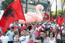 Novi protesti v Tirani proti projektu luksuznega letovišča, premierju in podpori raperju Westu