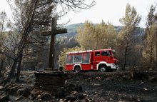 Na Korčuli požar, gasi ga 220 gasilcev z letali. Razmere so se nekoliko izboljšale.