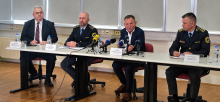 41-letni ropar v gozdu streljal na policista, jima odvzel orožje in na Uršnih selih zajel talca
