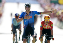 Van der Poel dobil sprint ubežne četverice z glavnino za petami