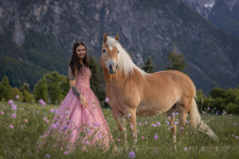 Osttirolerin wurde mit Mistgabel und Stute Frieda zum Internet-Star