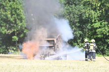Zwei Wehren im Einsatz: Heuballenpresse in Velden stand in Flammen