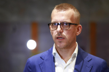 Ali poslanec Resni.ce Boris Mijič zavaja glede svoje izobrazbe? Stevanović brez komentarja.