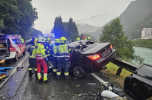 Zwei Schwerverletzte nach Frontalzusammenstoß auf Drautal Straße
