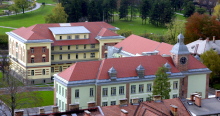 Moški preskočil ograjo pri stavbi konzularne službe na Šubičevi ulici