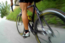 Rennradfahrer von Auto erfasst und über Motorhaube geschleudert