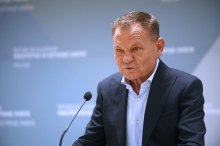 Minister Matoz napoveduje prednostno obravnavo napadov na policiste