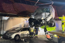  Pkw-Lenker rast in Garten eines Wohnhauses und kracht gegen Auto 