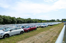 Bei Magna in Graz produziert: Warum Hunderte chinesische E-Autos beim Schwarzl-See parken