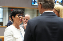 Komisarka Kos presenečena, da je po izjavi o Kosovu srbska ministrica Paunović še na položaju