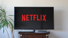Netflix povečal prihodke, napoved poslovanja razočarala vlagatelje