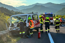 Klein-Lkw prallte auf der Pyhrnautobahn bei Mautern gegen Lkw