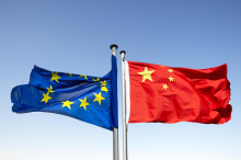 Eine Milliarde Euro EU-Defizit täglich: „Abwehr-Agenda gegen China“: Merz und Macron fordern China heraus