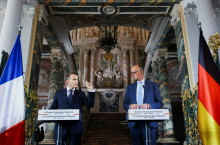 Merz in Macron napovedala tesnejše obrambno sodelovanje, tudi pri jedrskem odvračanju
