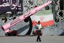 Iran napovedal nove napade ter nakazal zaprtje še ene ključne pomorske poti skozi Bab al Mandab