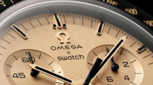 Swatch, il nuovo orologio dedicato alla missione sulla Luna e gli ultimi sfottò a Trump