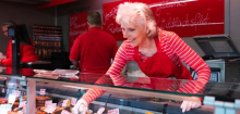 Rückkehr aus dem Ruhestand: Wurstverkäuferin Ingrid Künzler handelt jetzt mit Fisch