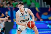 Mladi slovenski košarkarji v Stožicah za finale EP-ja