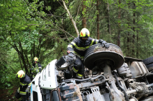 Schwierige Lage: Stundenlange Bergungsarbeiten nach Lkw-Unfall