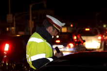 Alkolenker schlief mit laufendem Motor am Straßenrand ein