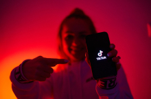 TikTok na udaru: Ofcom istražuje propuste, preti zabrana za mlađe od 16?