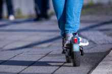 E-Scooter-Unfall: 74-Jährige ohne Helm stürzte auf Campingplatz schwer