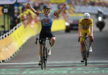 Vingegaard Tour končal z zlomljeno ključnico, Evenepoel v sprintu ugnal Pogačarja