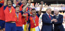 WM-Finale: Donald Trump ist auf dem Siegerfoto der Spanier